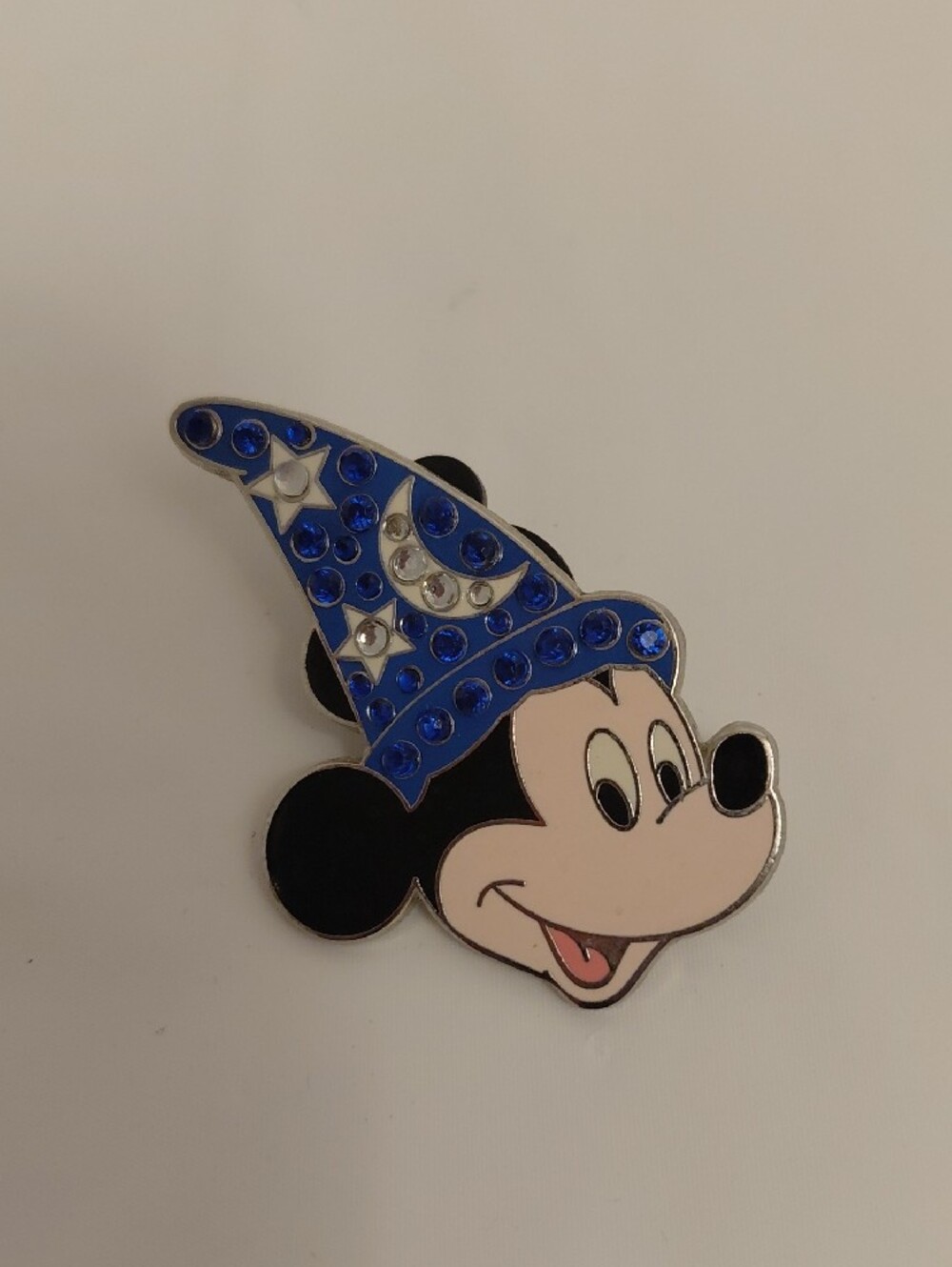 DISNEY WDW 2007 SORCERER MICKEY MOUSE WITH A JEWELED SORCERERS HAT PIN
